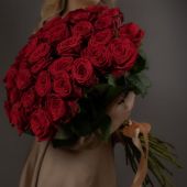 Купить 31 красная роза, высота 1 метр с доставкой в город Андреевка: цена заказать